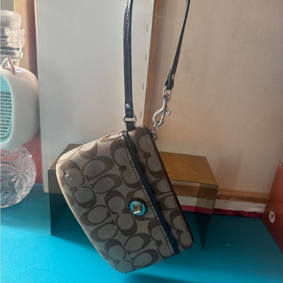 Coach wristlet - Picture 7 of 7